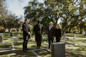 Une famille en deuil après inhumation