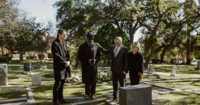 Une famille en deuil après inhumation